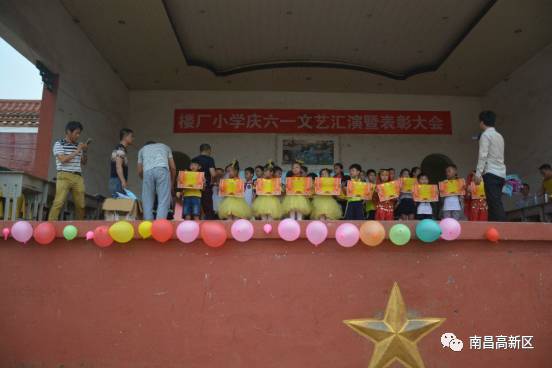 昌东镇楼厂小学校园飘逸 梅花 香